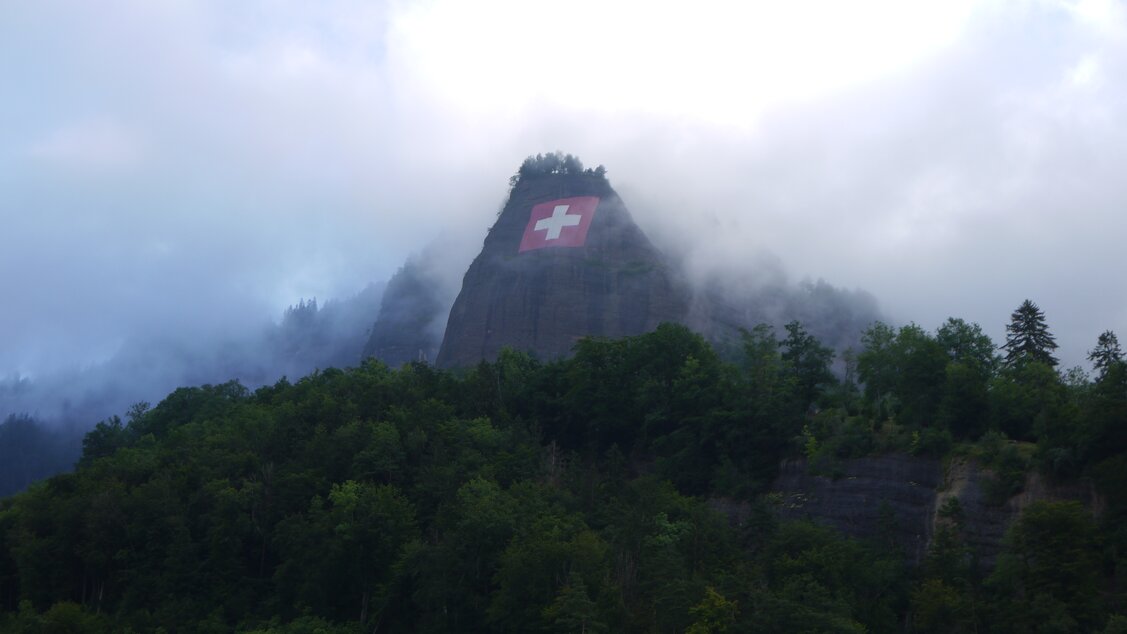 Grosse Schweizerfahne am Steigelfadbalm-Dossen Grosse Schweizerfahne am Steigelfadbalm-Dossen