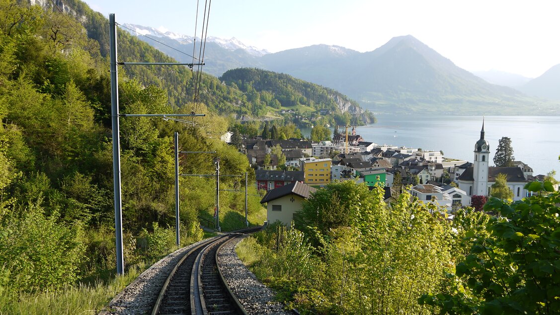 Panoramaweg Vitznau - Übergang Rigi Bahn bei Platten Panoramaweg Vitznau - Übergang Rigi Bahn bei Platten